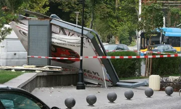 Билборд се прекърши от вятъра на Орлов мост