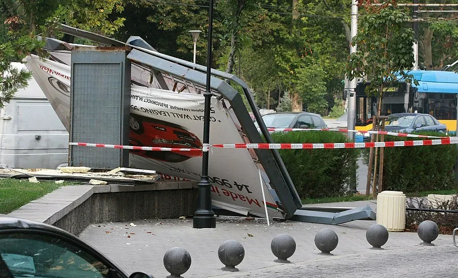 Билборд се прекърши от вятъра на Орлов мост