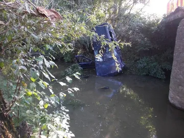 Шофьор без книжка се приземи в река