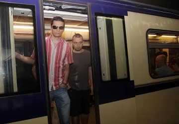 Тунелите на метрото чистени с лодки