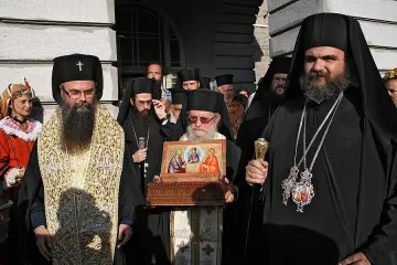 Смолян посрещна мощите с камбанен звън