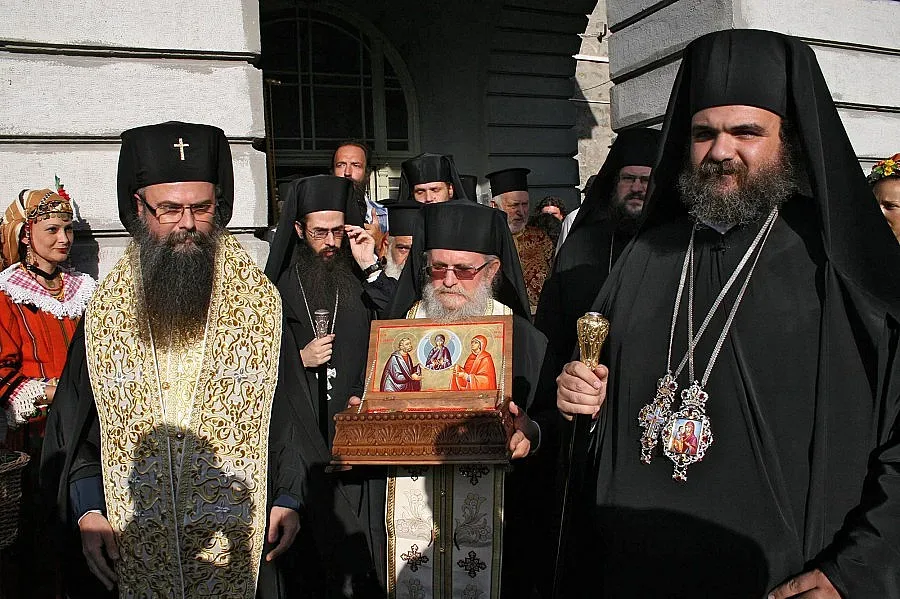 Смолян посрещна мощите с камбанен звън