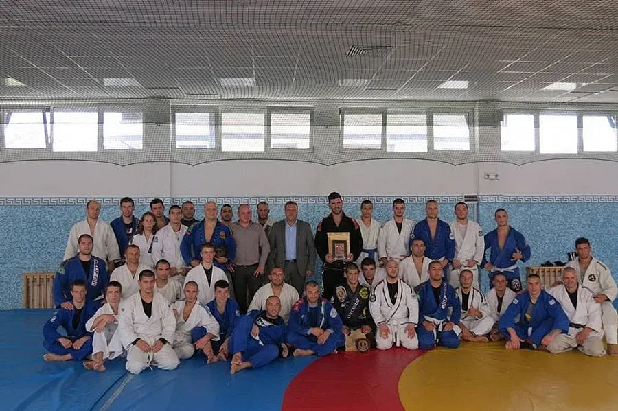 Кметът на Банско гледа хватки от жиу-жицу