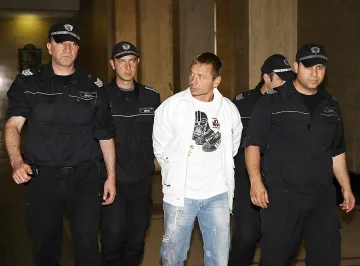   Варсанов връзва жици, Демби гледа кокошки 