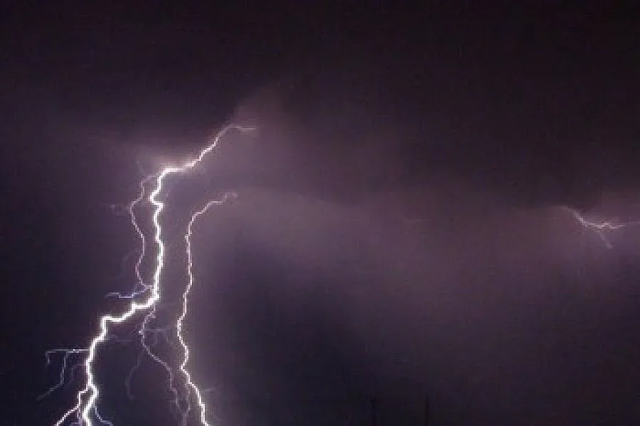 Мълния подпали  два  пожара в Кърджалийско 