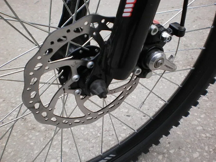 Младеж краде скъпи колела