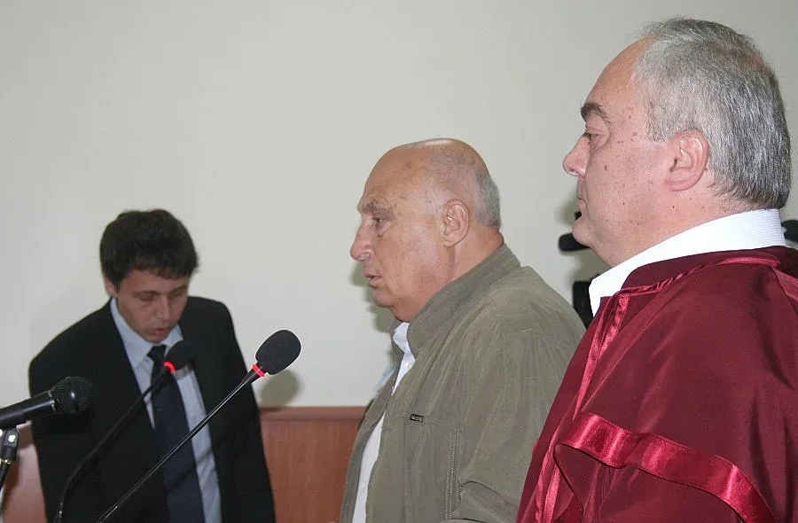 Пускат Цар Киро от затвора за погребението на брат му