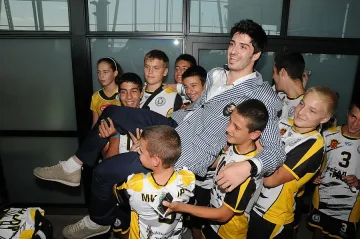 Скримов награди кметицата на Перник с екип