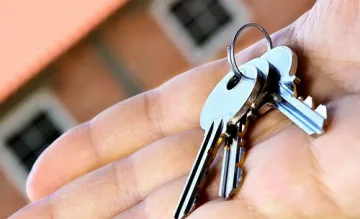 Внучка заключи дядо си в избата