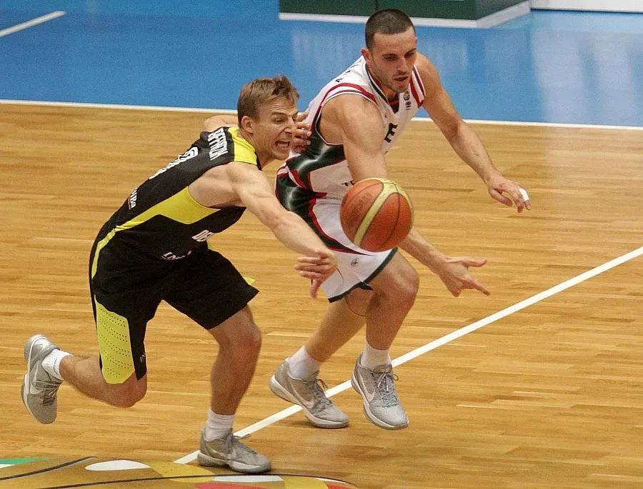 Провал запали война в баскетбола