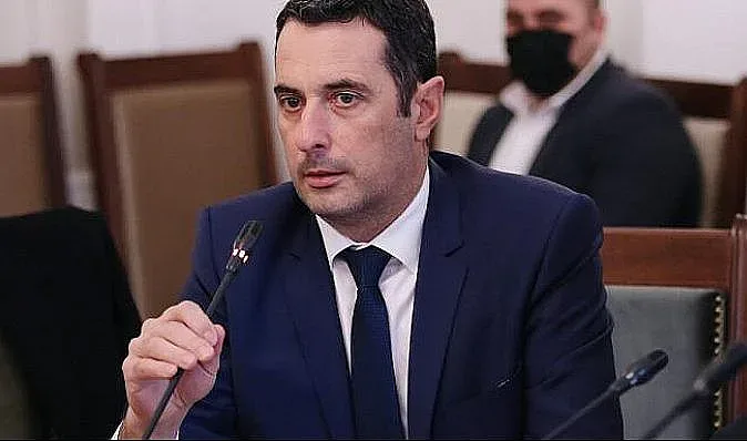 Транспортният министър бесен. Реже глави