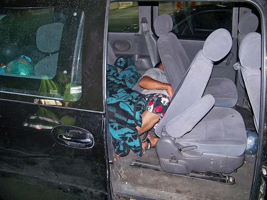 Задържаха укрит в автомобил турски гражданин