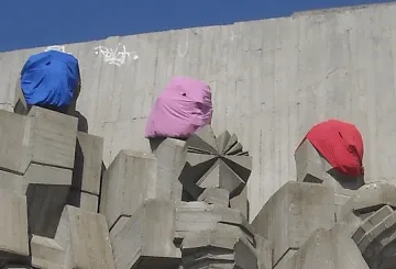 И паметник във Варна осъмна с качулки ала  ”Пуси Райът” 