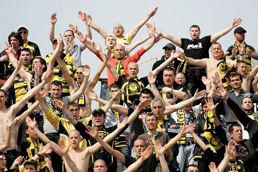 "Миньор" се отърва само с три мача