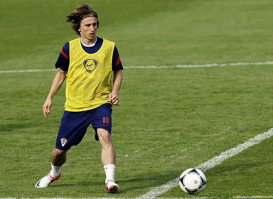 Изловиха Лука Модрич по "бели" гащи