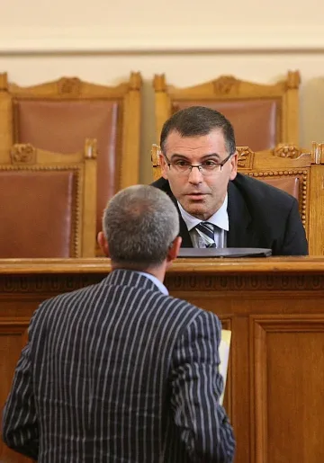 Слагат таван за нови дългове на чиновниците