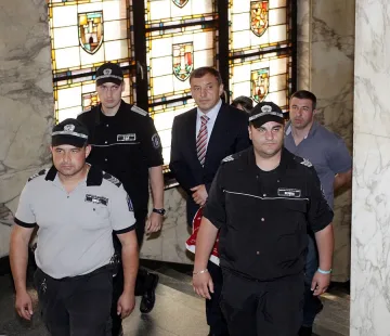Алексей Петров остава в ареста