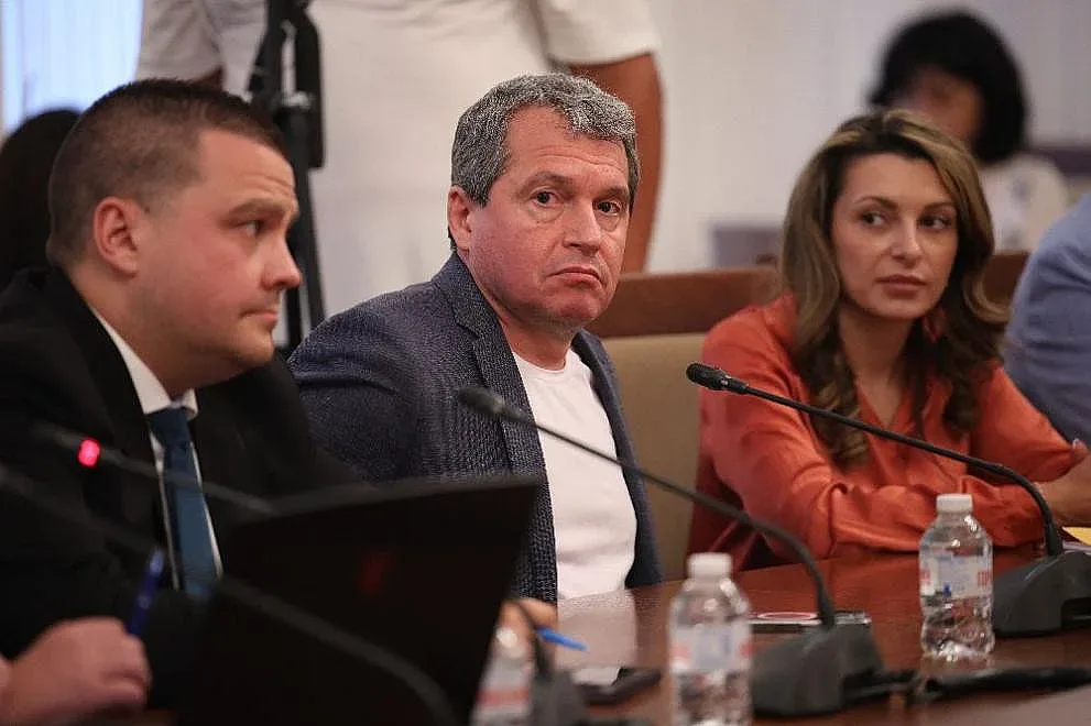 ИТН с нови совалки за кабинет