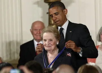 Мадлин Олбрайт купува пощите на Косово