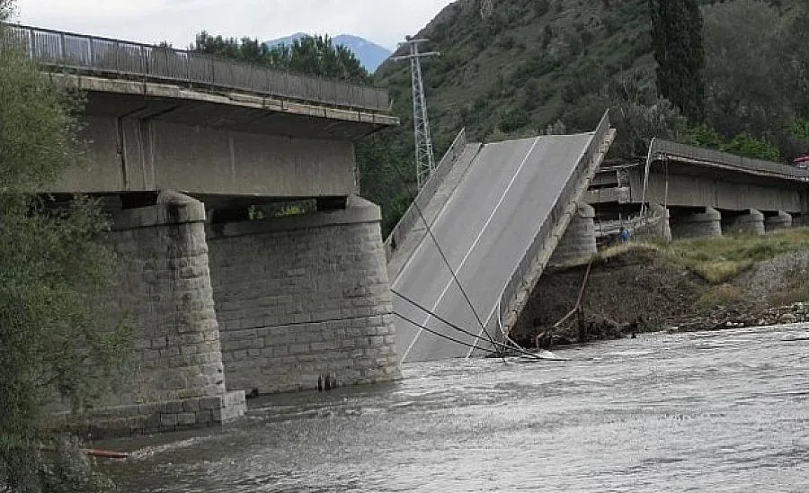Срути се старият мост в Ботевград