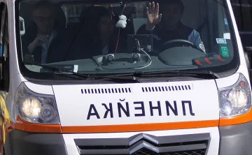 Кола запали изненадващо и сгази шофьора