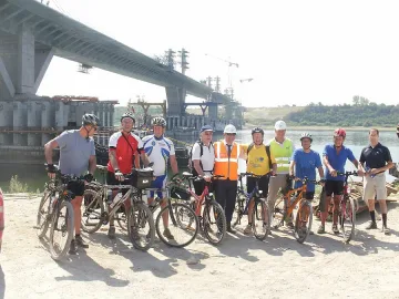 Евродепутат инспектира Дунав мост 2 на колело