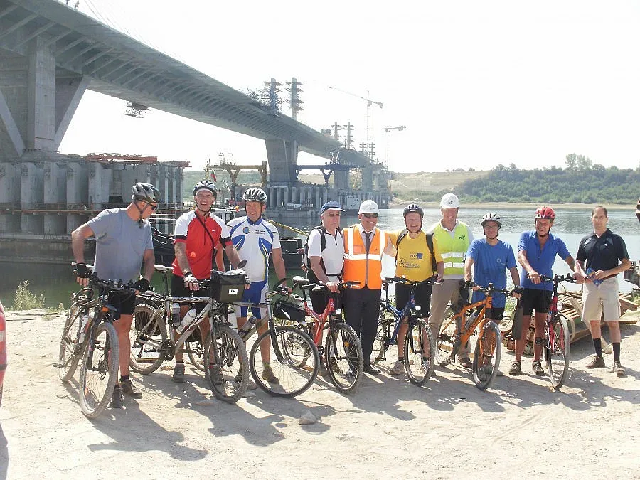 Евродепутат инспектира Дунав мост 2 на колело
