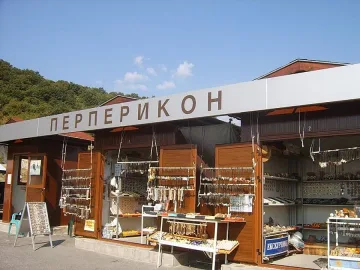 Нови седем павилиона в подножието на Перперикон  