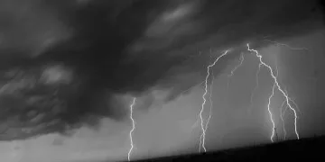 Мълния уби трима на автобусна спирка