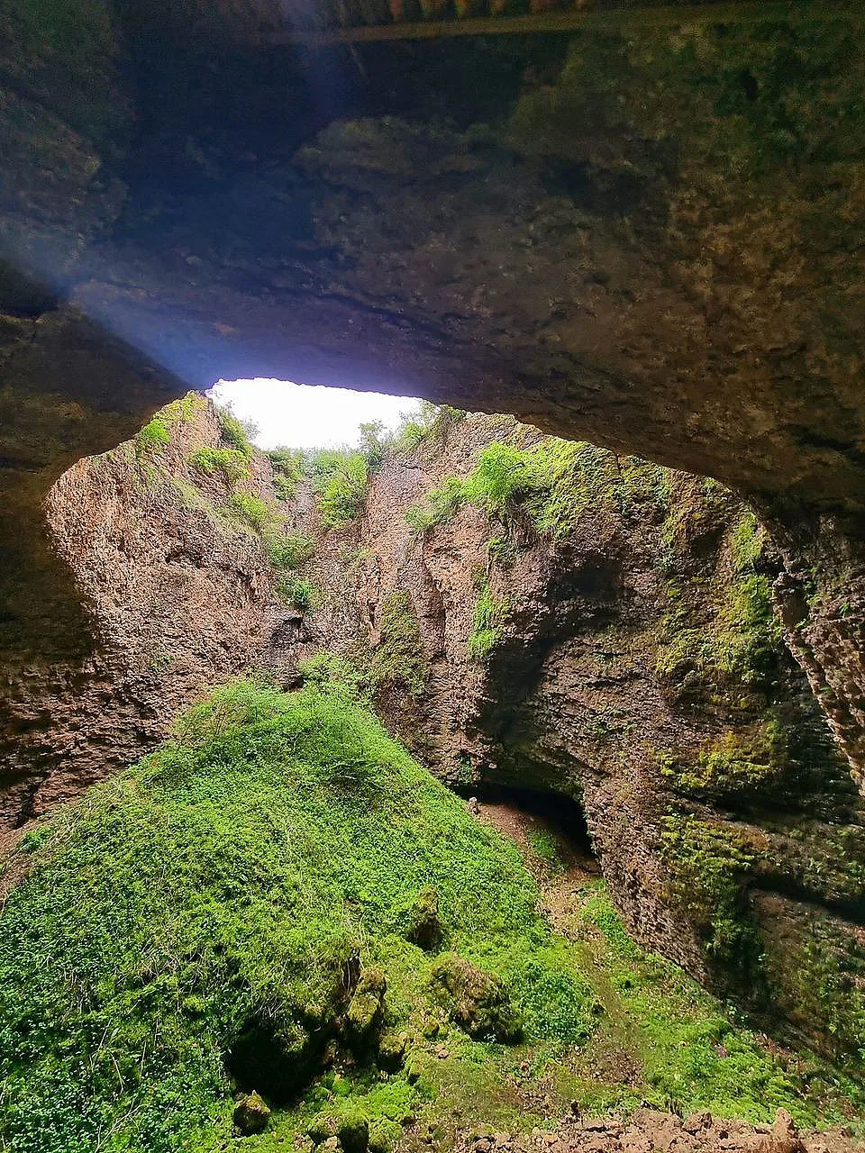 Пещера води към подземно царство на Деветашкото плато