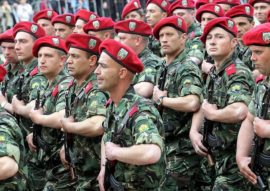 Аню търси запасняци