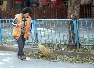 Безработни и затворници чистят Враца