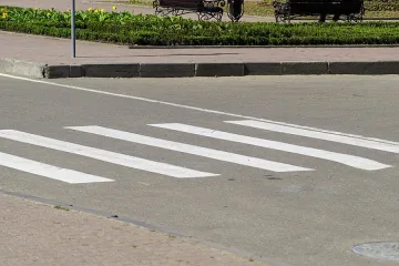 Моторист блъсна жена на зебра