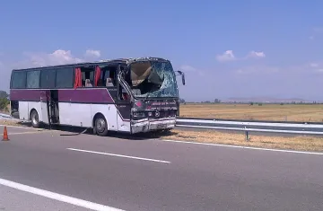 Автобус се заби в мантинела на "Тракия"