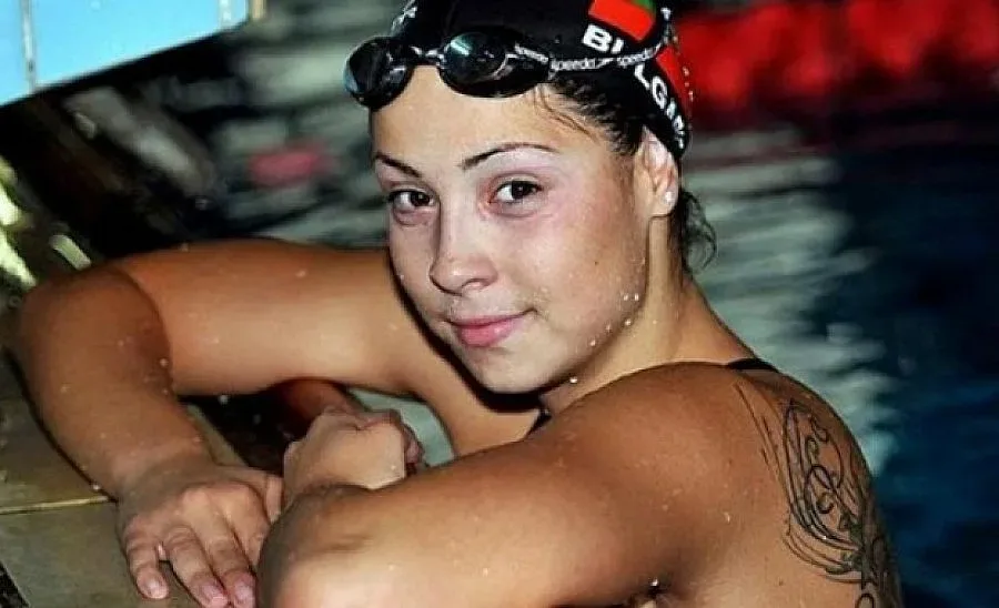 Плувкинята Катя Аврамова бяга зад граница