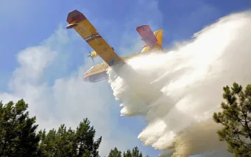 Пожари бушуват до френски курорти