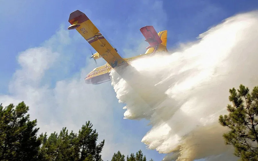 Пожари бушуват до френски курорти