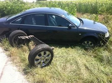 "Ауди" се разпадна на пътя, шофьорът пише до завода