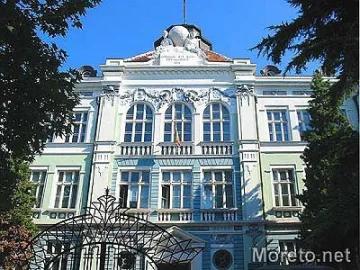 Пламна пожар в Икономическия университет край морето