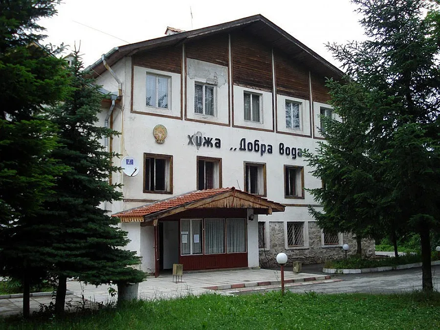 Хиляди вярващи окупират Добра вода