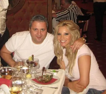 Емилия се фука с розови диаманти