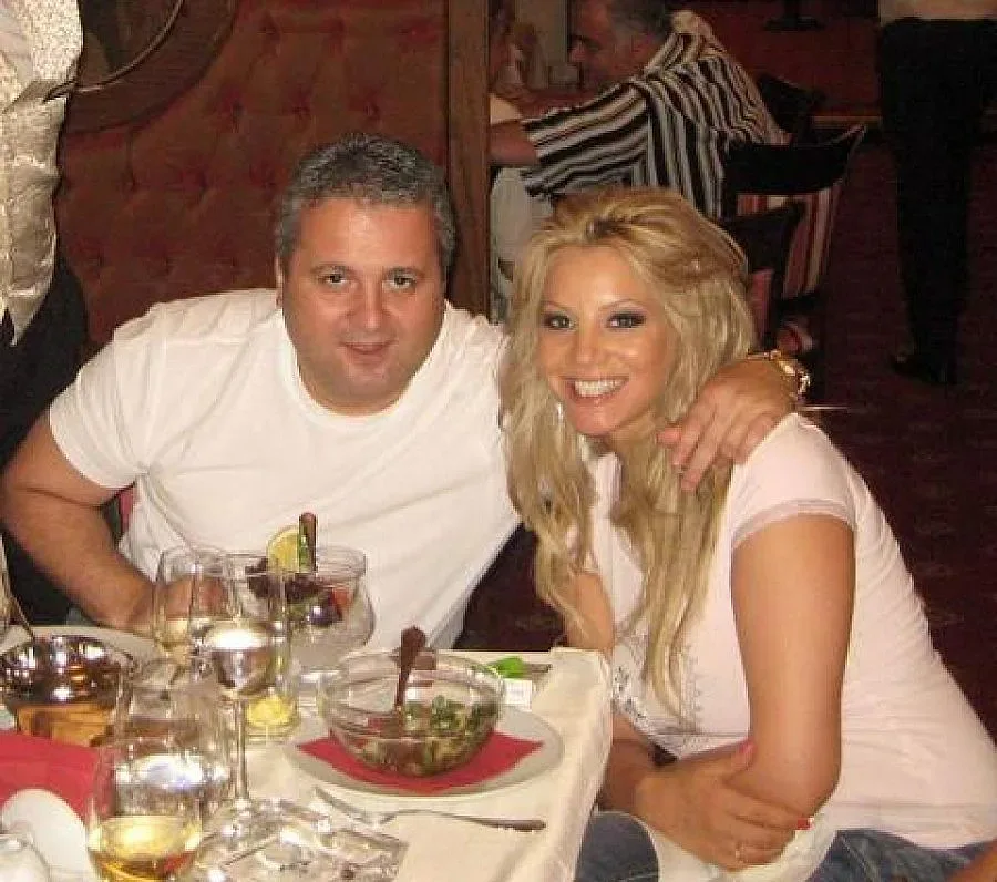 Емилия се фука с розови диаманти