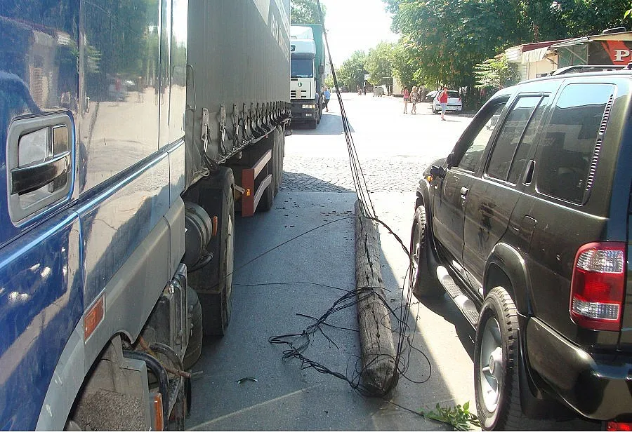 Камион бутна стълб с жици върху джип