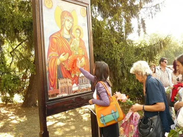 Разбита икона докарала труса в Перник