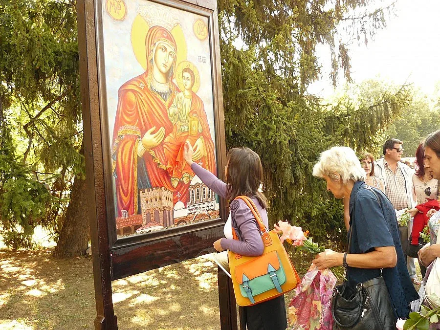 Разбита икона докарала труса в Перник