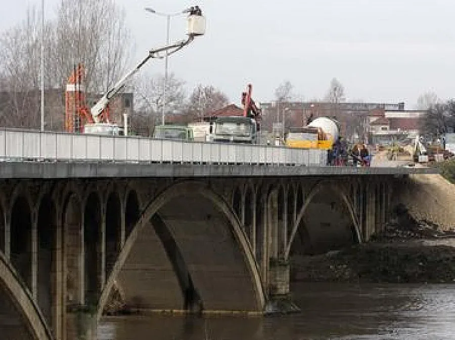 Мост за 2 млн. лв. се цепна година след ремонта