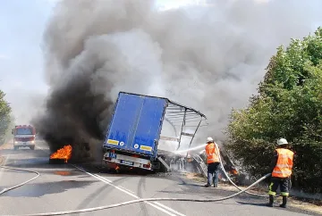 Челен сблъсък и горящ ТИР блокираха Е-80