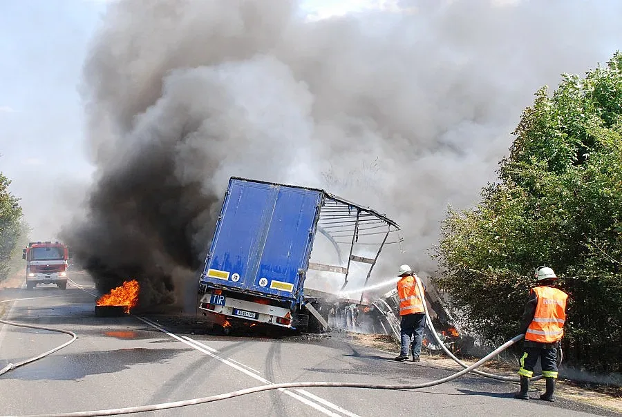 Челен сблъсък и горящ ТИР блокираха Е-80