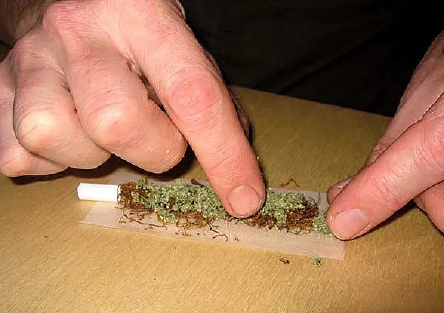 Спипаха добричлия, предлагал марихуана в руски лагер