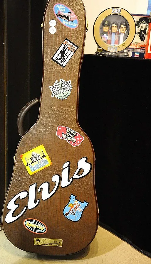 Продадоха китара на Елвис за 18 500 долара
